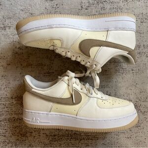 Nike low-top sneaker in cream & tan